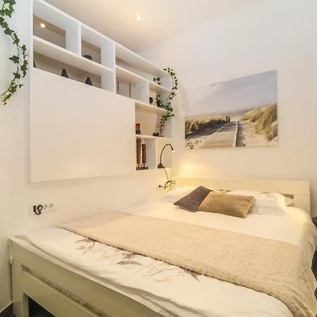 Arena With Free Private Parking *