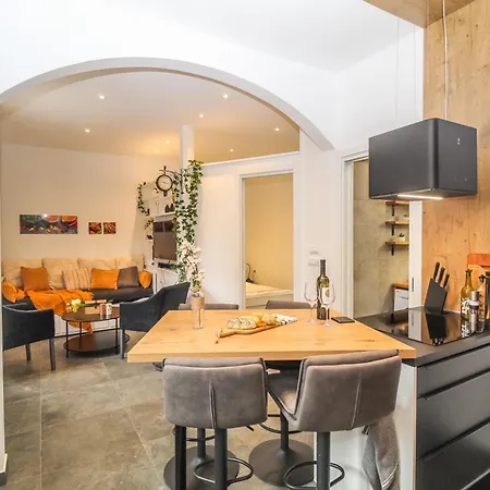 Arena With Free Private Parking Apartment