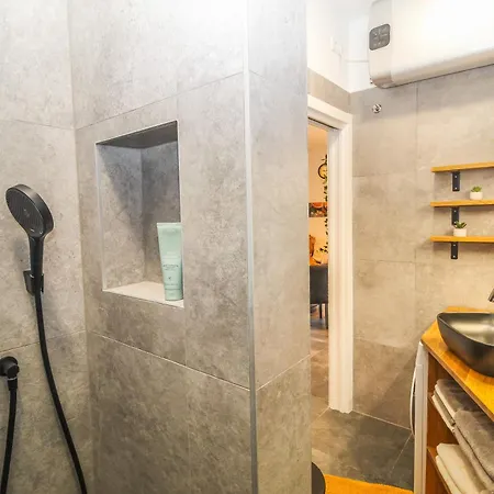 Arena With Free Private Parking *