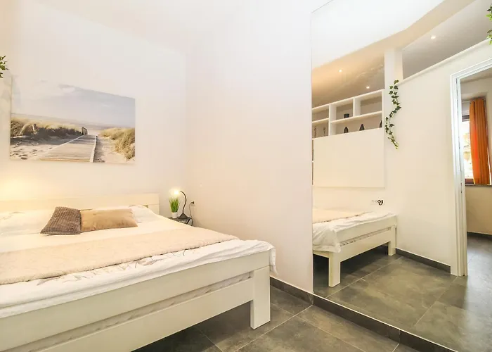 Arena With Free Private Parking *